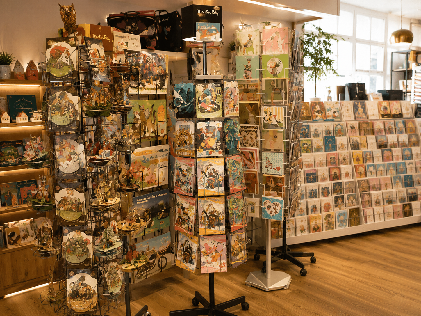 Espace carterie et cadeaux de la librairie Au Marque Page